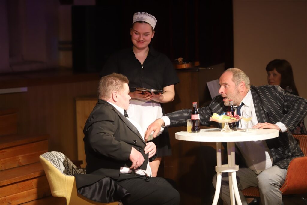 Mariss Vētra (no kreisās) (Vilnis Manguss), oficiante (Megija Sirmule) un Ludolfs Liberts (Mārcis Mūrnieks) kādā no Ņujorkas kafejnīcām. 
Autors: Foto: Gatis Bogdanovs