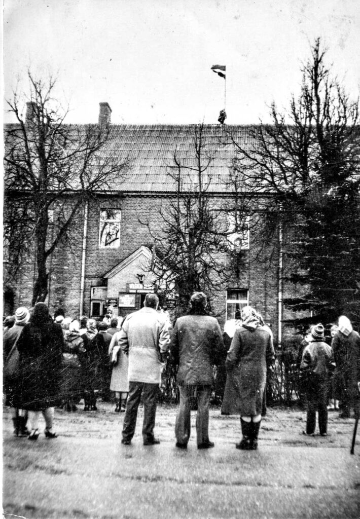 Sarkanbaltsarkanā karoga pacelšana virs Tirzas biedrības nama 1989.gadā.
Autors: Foto: Kārlis Dzenis
