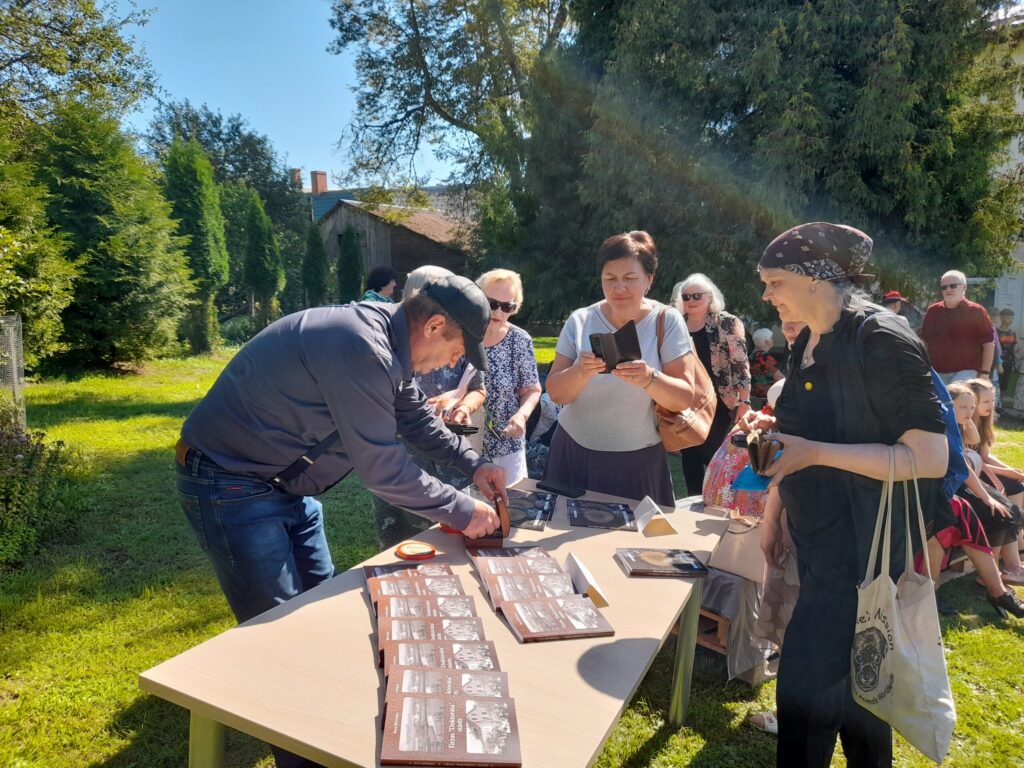 Rinda pēc “Tirzas “Doktorāta” stāsta”. Ievas Bērziņas jaunā grāmata bija pieprasīta un labi pirkta. Tātad starts ir ļoti veiksmīgs.
Autors: Foto: Inita Savicka