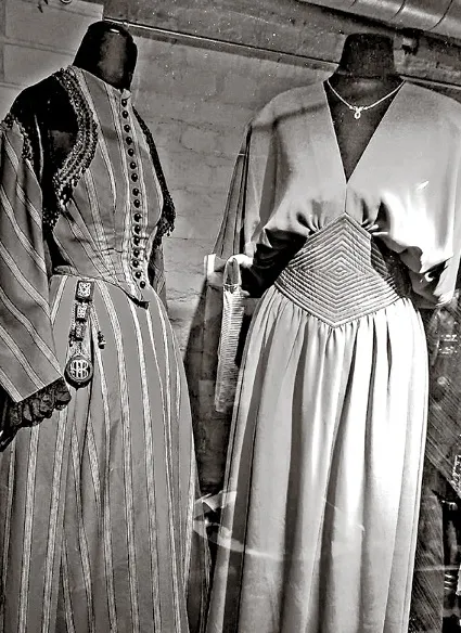 SVĪTRAINA vilnas kleita ar vesti un “šatlēnu” (no kreisās). Francija ap 1869. gadu. Blakus – Pjēra Kardēna poliestera kleita ap 1985. gadu.