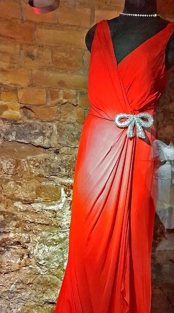 ŠIFONA VAKARKLEITA ar dekoratīvu pušķi. Valentino. Itālija ap 1990. gadu.