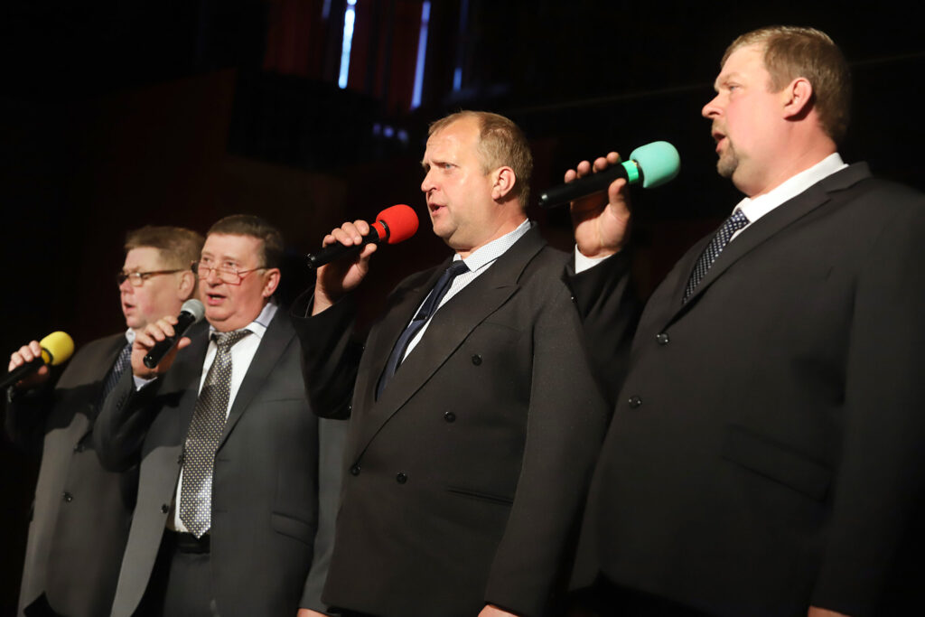 ANSAMBĻA vīri kādu dziesmu spēj nodziedāt arī bez dāmām. No kreisās: Vilnis Manguss, Jāzeps Drozds, Intars Vagulis un Artis Vagulis.
Autors: Foto: Gatis Bogdanovs
