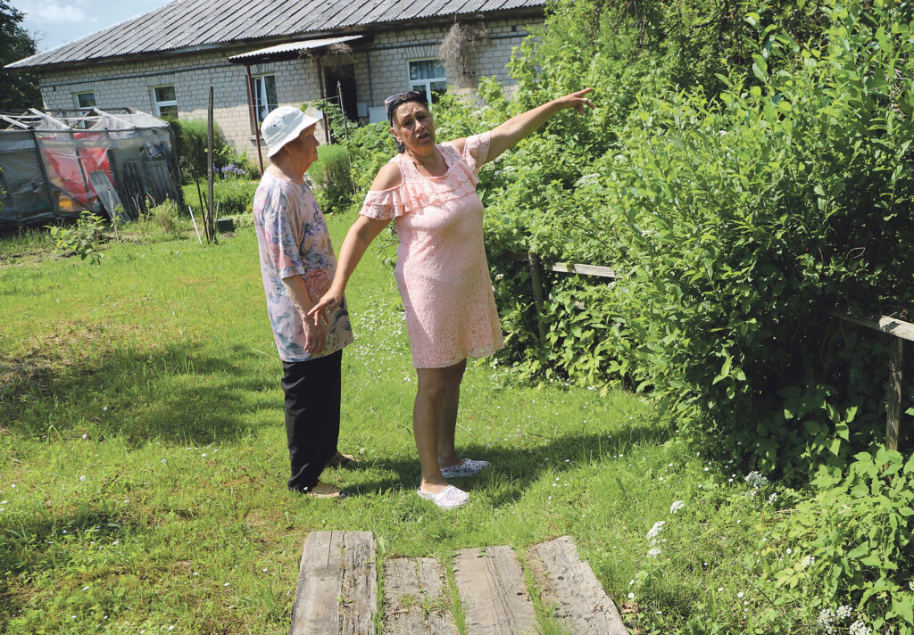 Gada glābējs. Jūnija vidū no saviem krastiem izkāpa upes. Pilsētā plūdi visvairāk skāra jau tradicionāli bīstamās Gulbenes vietas. Šajā plūdu sakarā nevar nepieminēt deputātu Intaru Liepiņu, kurš steidzās palīgā Viestura ielas iedzīvotājiem Gulbenē, kuriem slīka dārziņi. Par to deputāts dabūja kārtīgu sutu no kolēģiem domē, jo glābis nelikumīgi.  
Autors: Foto: no “Dzirksteles” arhīva