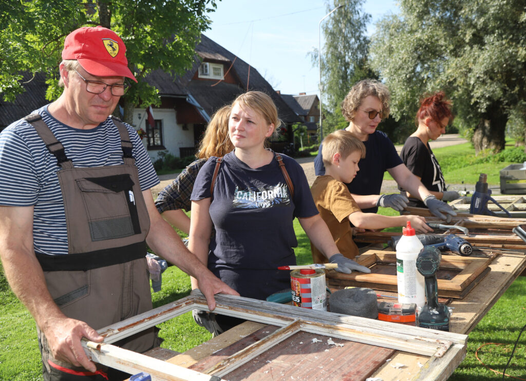 GULBENIETIS Noldis Ieleja (no kreisās) iegūtās zināšanas pielietos praksē savās lauku mājās Stāmerienā.
Autors: Foto: Gatis Bogdanovs