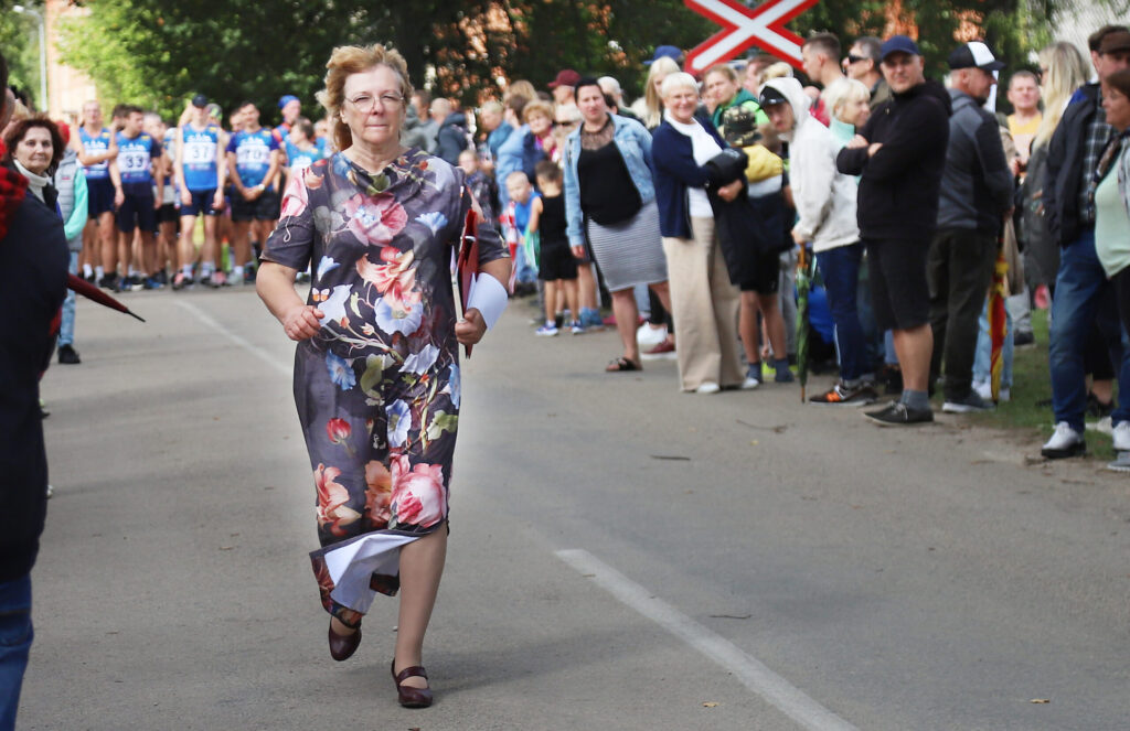 Viss vēl jāpaspēj. Šāgada bānīša svētkos Gaida pierādīja, ka var skrējienā sacensties arī ar rūdītiem sportistiem.
Autors: Foto: no "Dzirksteles" arhīva