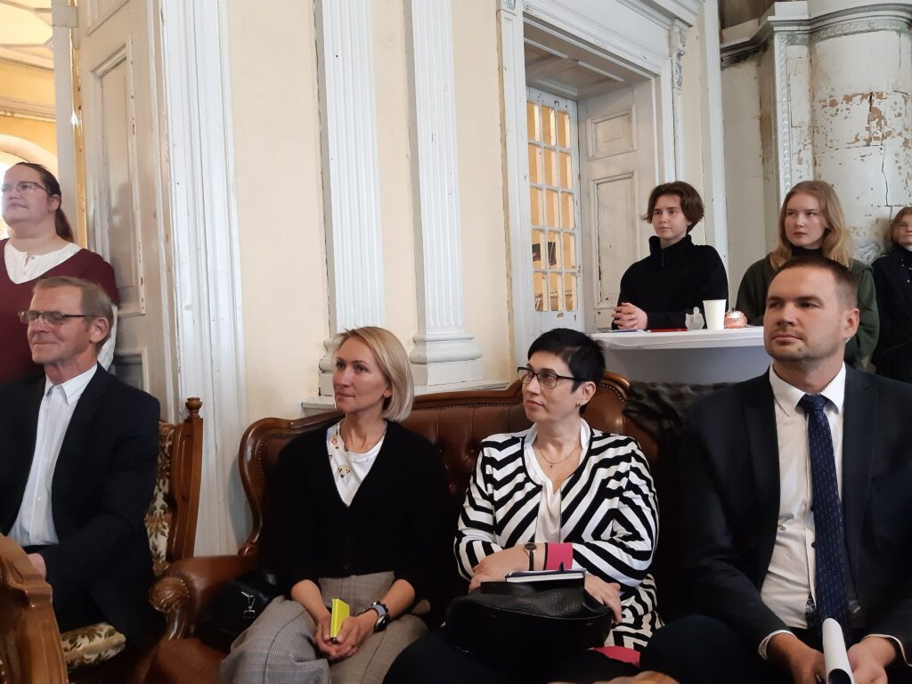 Pašvaldības aģentūras “Gulbenes tūrisma un kultūrvēsturiskā mantojuma centrs” direktore Simona Sniķe, novada pašvaldības izpilddirektore Antra Sprudzāne un novada domes priekšsēdētāja padomnieks attīstības, projektu un būvniecības jautājumos Jānis Barinskis atzinīgi vērtēja visu astoņu studentu grupu ieceres. Balva vēstuļu tulkotājiem pavērs jaunas iespējas ieceru īstenošanai.
Autors: Foto: Mārīte Dzene