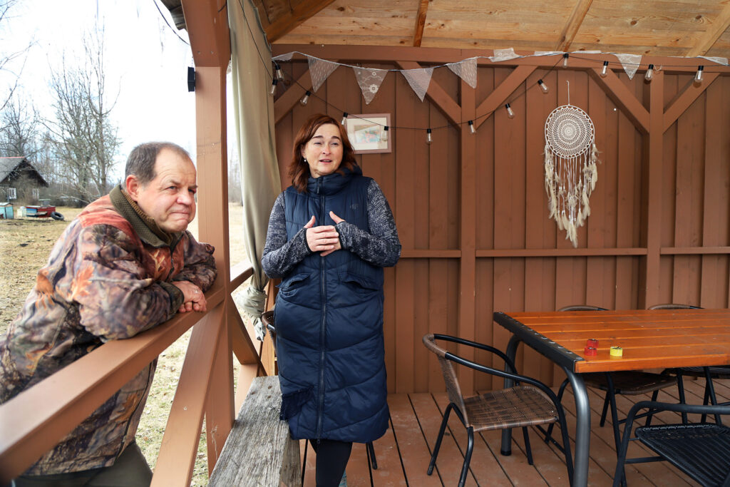 VILNIS ZVIRGZDIŅŠ UN OLITA UNTĀLA stāsta, ka jaunums “Riestos” ir lapene. Turpat netālu blakus ir āra tualete, pirts, kubuls un dīķis.
Autors: Foto: Gatis Bogdanovs
