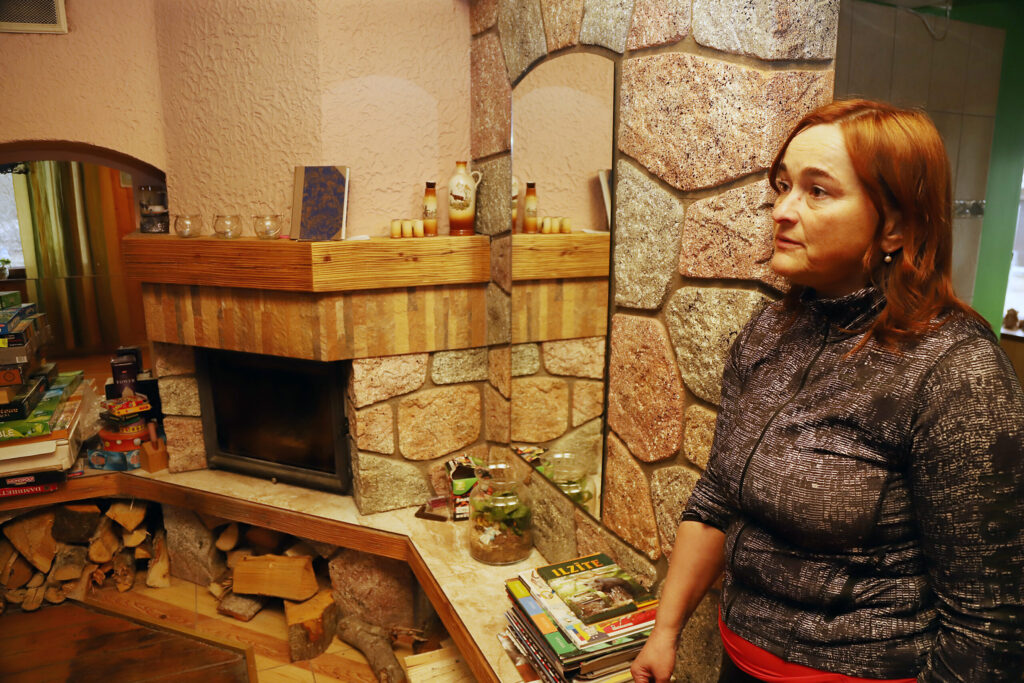 “RIESTU” ATPŪTNIEKIEM ļoti patīk, ka mājā ir kamīns. Ir, kas to kurina pat vasarā.
Autors: Foto: Gatis Bogdanovs