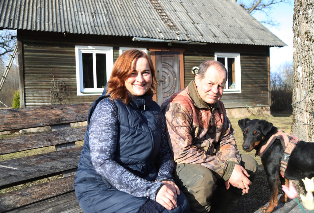 IKDIENAS STEIGA kaut kur pazūd. Ir klusums, miers un īpaša aura. Lauku idille. To var piedzīvot, apciemojot gandrīz 150 gadus veco lauku māju “Riesti” Līgo pagastā, kur saimnieko Vilnis Zvirgzdiņš kopā ar savu dzīvesbiedri Olitu Untālu.
Autors: Foto: Gatis Bogdanovs